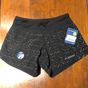 Brooks women’s XS black print 5” chaser short